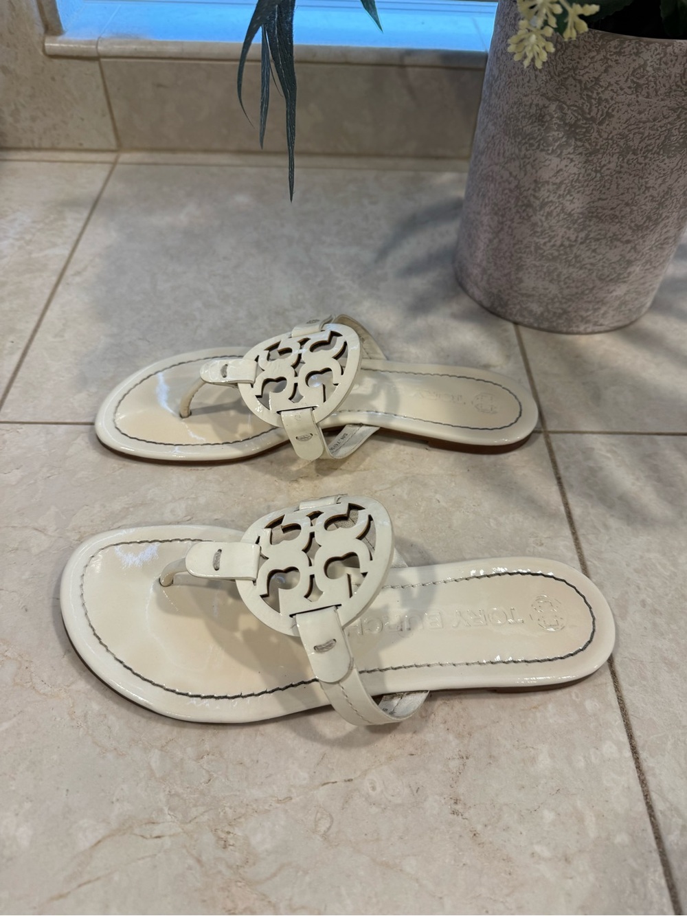 Tory Burch Ivory Patent Miller Thong Sandal Size 6.5 - Picture 2 of 12